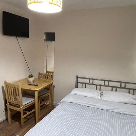 Comfortable Double Room Лондон Экстерьер фото