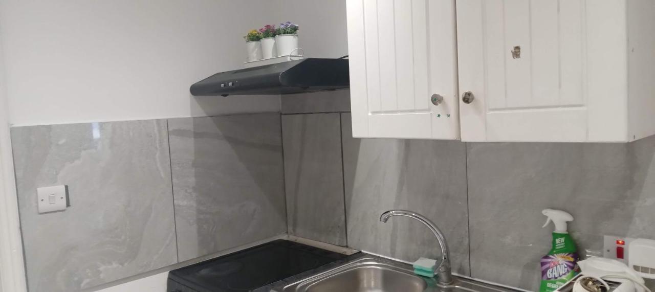 Comfortable Double Room Лондон Экстерьер фото