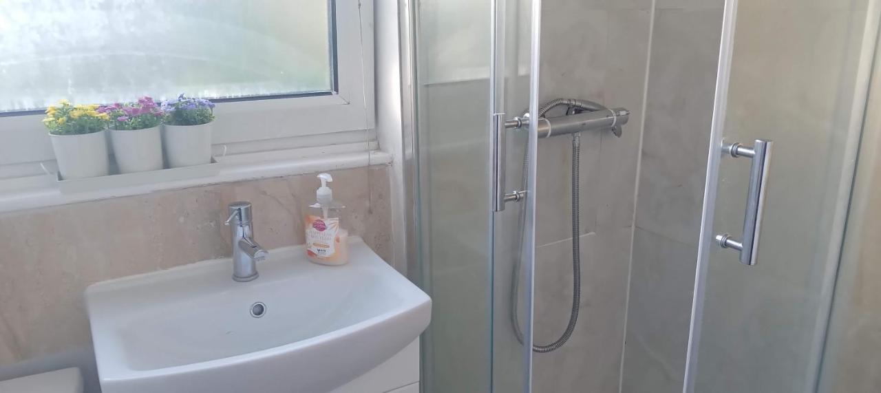Comfortable Double Room Лондон Экстерьер фото
