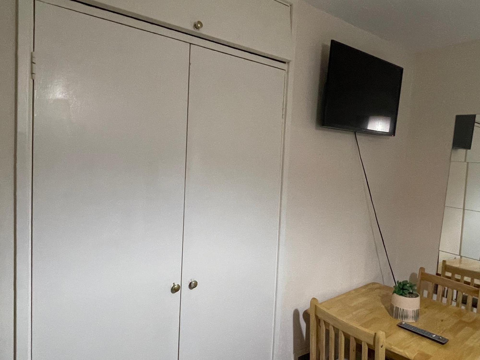 Comfortable Double Room Лондон Экстерьер фото